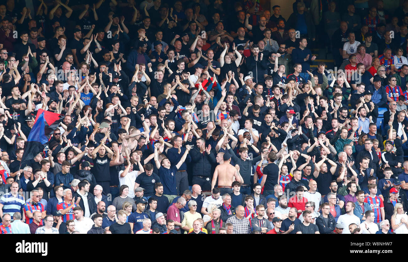 London, Großbritannien. 10 Aug, 2019. Crystal Palace Fans während der Englischen Premier League zwischen Crystal Palace und Everton an Selhurst Park Stadium, London, England am 10. August 2019 Credit: Aktion Foto Sport/Alamy leben Nachrichten Stockfoto