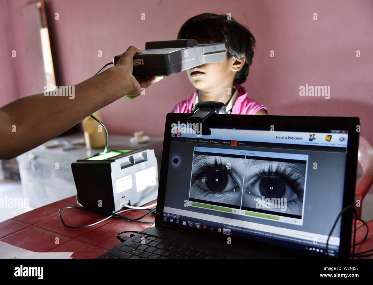 Die nationalen Register der Bürger (NRC) in Assam. Barrio Bocagrande, Assam, Indien. August 10, 2019. Menschen werden einen Verifizierungsprozess ihre Aadhar Karte während einer Anhörung zu einem Seva Kendra in Barrio Bocagrande, Assam, Indien in Verbindung mit den nationalen Register der Bürger (NRC) am 10. August 2019. Foto: David Talukdar/Alamy leben Nachrichten Stockfoto