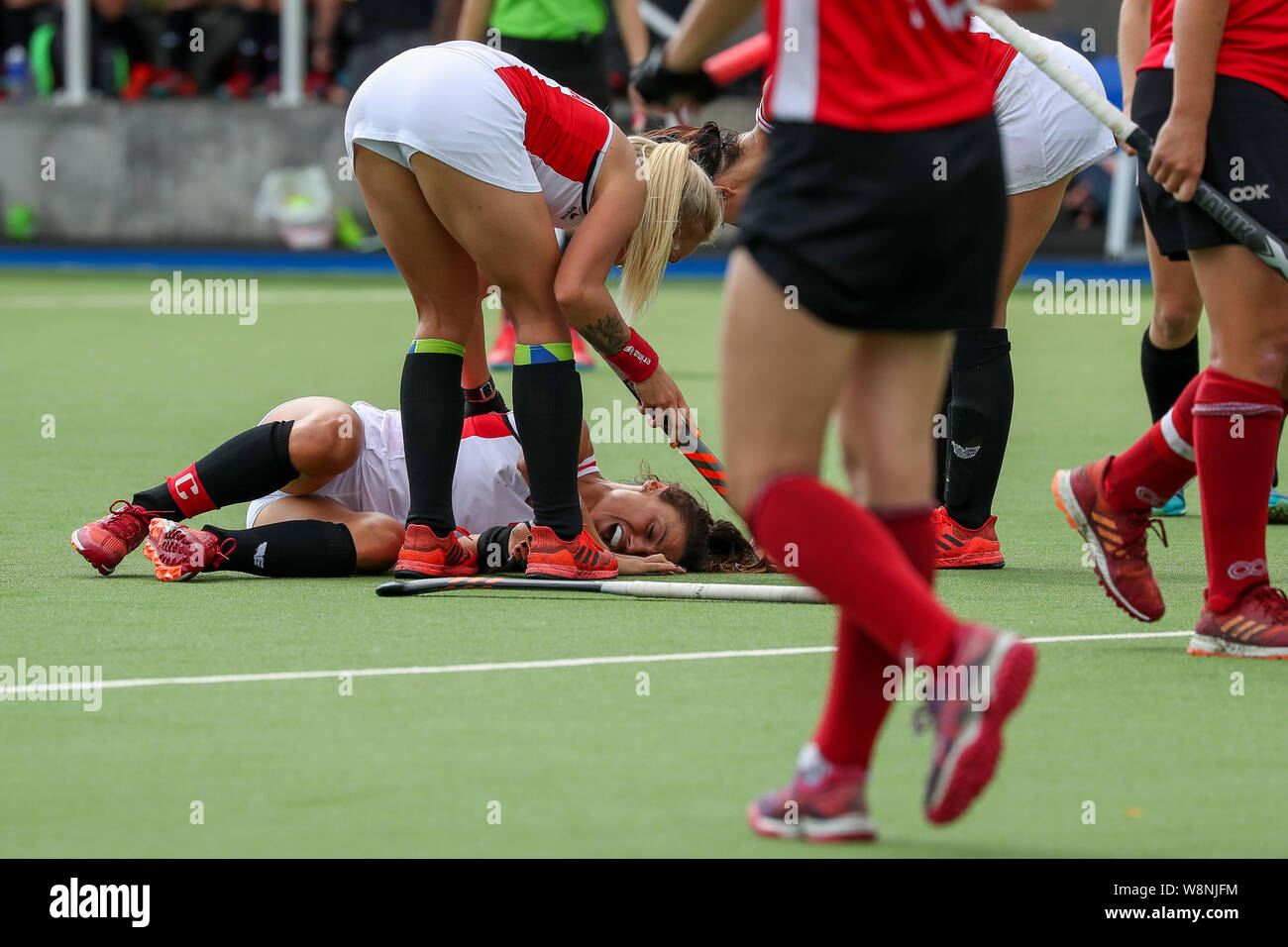 Glasgow, Schottland, Großbritannien. 10. Aug 2019. Der letzte Tag der Frauen Eurohockey Meisterschaft ll bei Glasgow National Hockey Center statt war ein Sell-out mit Tausenden Zuschauern Füllen der steht und offene Bereiche in der Umgebung des Pitch hart umkämpften Begegnungen zwischen Mannschaften in ganz Europa zu beobachten. Das Match ist Österreich (Schwarze Röcke) vs Polen (weiße Röcke). Polen gewann 4-2 Credit: Findlay/Alamy leben Nachrichten Stockfoto