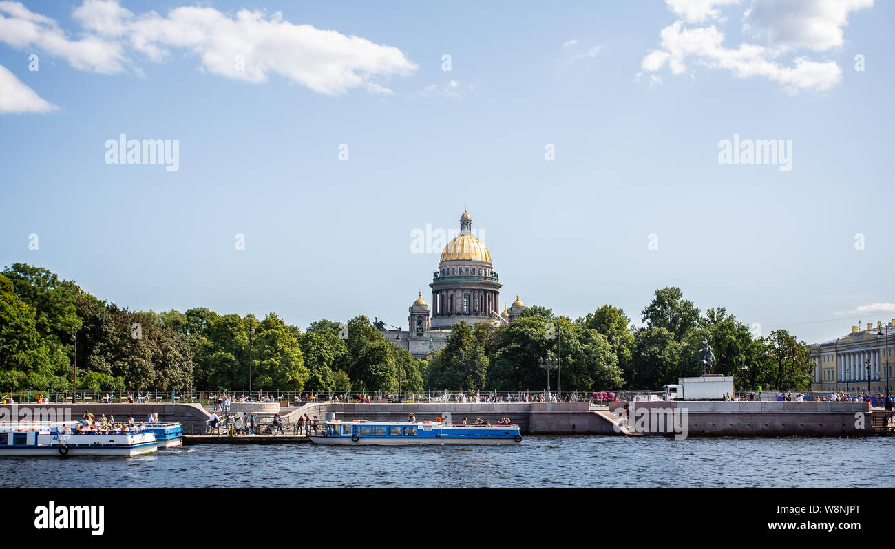 St. Isaak Kathedrale und die Kuppel von der Newa in St. Petersburg, Russland am 22. Juli 2019 Stockfoto