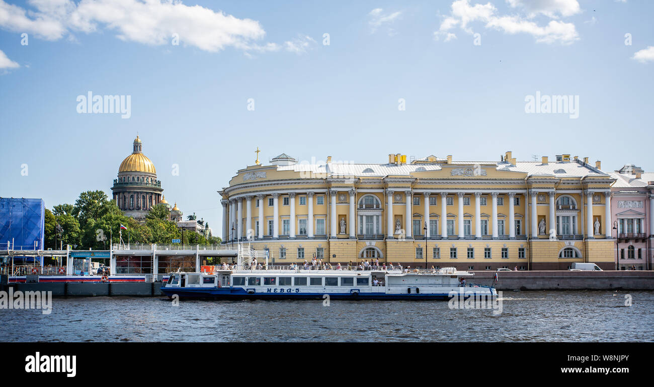 St. Isaak Kathedrale und dem Verfassungsgericht von der Newa in St. Petersburg, Russland am 22. Juli 2019 Stockfoto