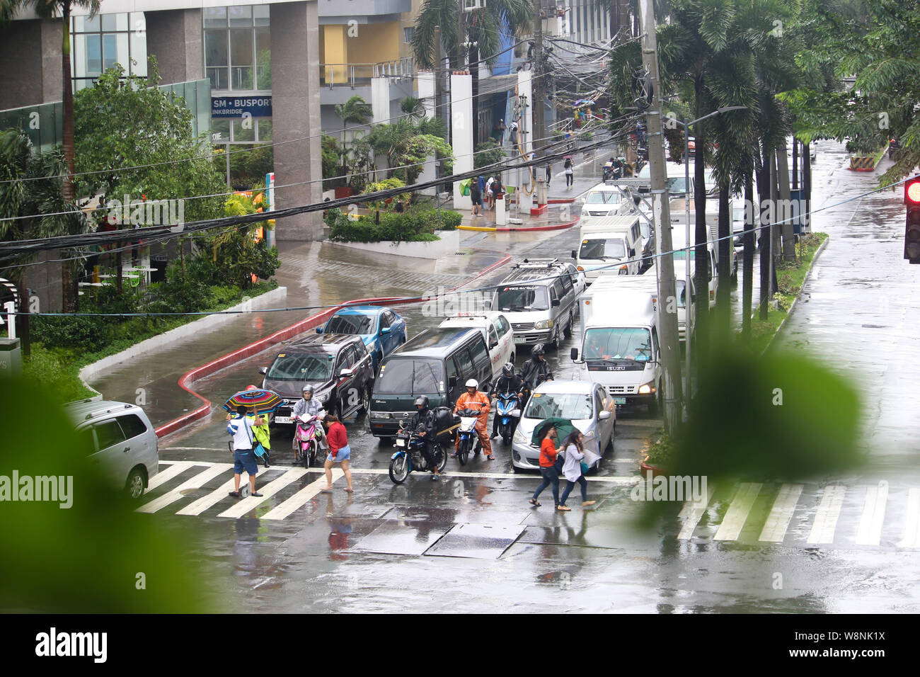 Quezon City, Philippinen. 09 Aug, 2019. Die Menschen halten es Sonnenschirme beim Gehen auf der Straße auf eine moderate Regen und Wind. Um 3:00 PM heute, das Auge des Taifuns "Hanna" wurde auf der Grundlage aller verfügbaren Daten bei ° 505 km nordöstlich von Basco, Batanes mit maximal unterstützte Winde von 185 km/h in der Nähe des Zentrums und gustiness von bis zu 230 km/h. HANNA" wird erwartet, dass die Philippinische Verantwortungsbereich (PAR) Ausfahrt zwischen 11:30 Uhr heute abend und 2:00 Uhr morgen. (Foto von Ismael Michael Dula/Pacific Press) Quelle: Pacific Press Agency/Alamy leben Nachrichten Stockfoto