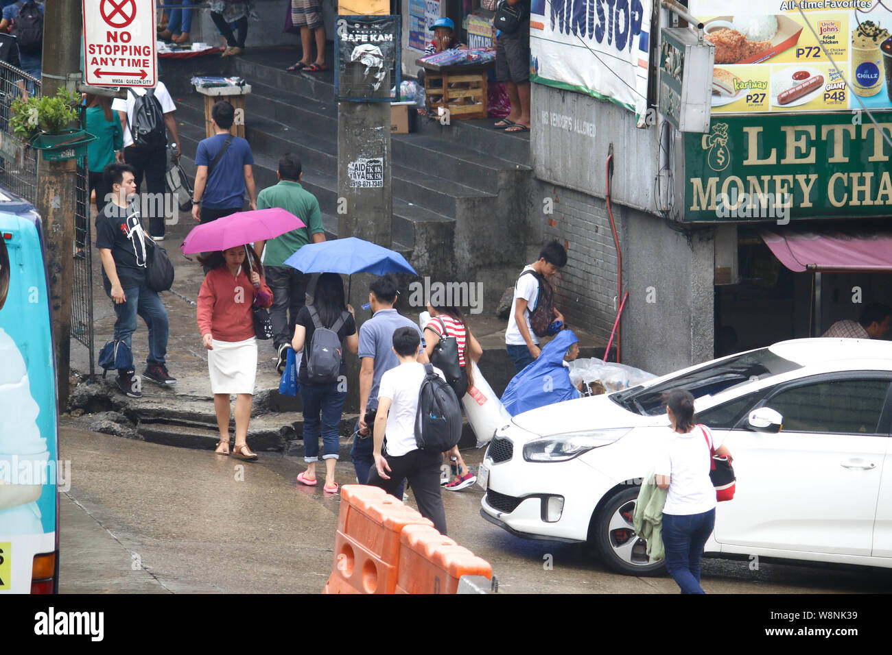 Quezon City, Philippinen. 09 Aug, 2019. Die Menschen halten es Sonnenschirme beim Gehen auf der Straße auf eine moderate Regen und Wind. Um 3:00 PM heute, das Auge des Taifuns "Hanna" wurde auf der Grundlage aller verfügbaren Daten bei ° 505 km nordöstlich von Basco, Batanes mit maximal unterstützte Winde von 185 km/h in der Nähe des Zentrums und gustiness von bis zu 230 km/h. HANNA" wird erwartet, dass die Philippinische Verantwortungsbereich (PAR) Ausfahrt zwischen 11:30 Uhr heute abend und 2:00 Uhr morgen. (Foto von Ismael Michael Dula/Pacific Press) Quelle: Pacific Press Agency/Alamy leben Nachrichten Stockfoto