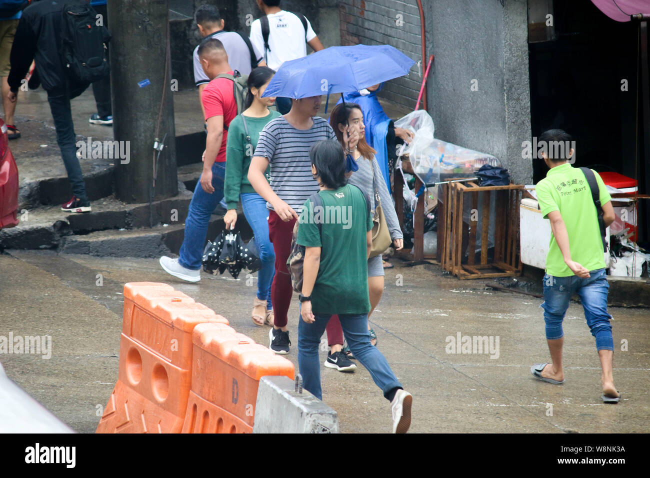 Quezon City, Philippinen. 09 Aug, 2019. Die Menschen halten es Sonnenschirme beim Gehen auf der Straße auf eine moderate Regen und Wind. Um 3:00 PM heute, das Auge des Taifuns "Hanna" wurde auf der Grundlage aller verfügbaren Daten bei ° 505 km nordöstlich von Basco, Batanes mit maximal unterstützte Winde von 185 km/h in der Nähe des Zentrums und gustiness von bis zu 230 km/h. HANNA" wird erwartet, dass die Philippinische Verantwortungsbereich (PAR) Ausfahrt zwischen 11:30 Uhr heute abend und 2:00 Uhr morgen. (Foto von Ismael Michael Dula/Pacific Press) Quelle: Pacific Press Agency/Alamy leben Nachrichten Stockfoto