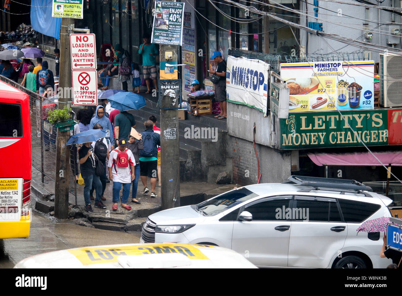 Quezon City, Philippinen. 09 Aug, 2019. Die Menschen halten es Sonnenschirme beim Gehen auf der Straße auf eine moderate Regen und Wind. Um 3:00 PM heute, das Auge des Taifuns "Hanna" wurde auf der Grundlage aller verfügbaren Daten bei ° 505 km nordöstlich von Basco, Batanes mit maximal unterstützte Winde von 185 km/h in der Nähe des Zentrums und gustiness von bis zu 230 km/h. HANNA" wird erwartet, dass die Philippinische Verantwortungsbereich (PAR) Ausfahrt zwischen 11:30 Uhr heute abend und 2:00 Uhr morgen. (Foto von Ismael Michael Dula/Pacific Press) Quelle: Pacific Press Agency/Alamy leben Nachrichten Stockfoto