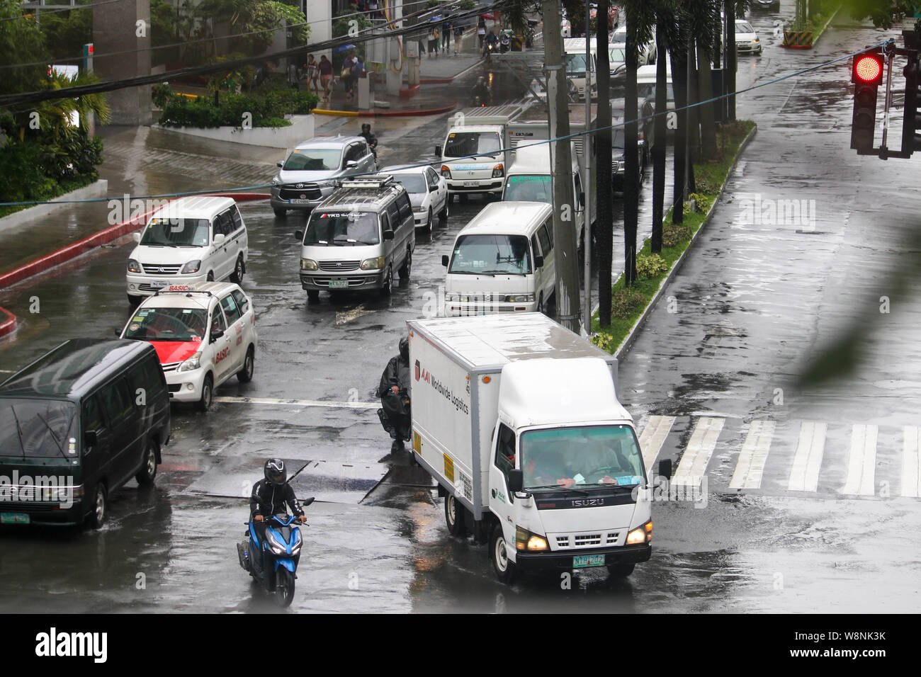 Quezon City, Philippinen. 09 Aug, 2019. Die Menschen halten es Sonnenschirme beim Gehen auf der Straße auf eine moderate Regen und Wind. Um 3:00 PM heute, das Auge des Taifuns "Hanna" wurde auf der Grundlage aller verfügbaren Daten bei ° 505 km nordöstlich von Basco, Batanes mit maximal unterstützte Winde von 185 km/h in der Nähe des Zentrums und gustiness von bis zu 230 km/h. HANNA" wird erwartet, dass die Philippinische Verantwortungsbereich (PAR) Ausfahrt zwischen 11:30 Uhr heute abend und 2:00 Uhr morgen. (Foto von Ismael Michael Dula/Pacific Press) Quelle: Pacific Press Agency/Alamy leben Nachrichten Stockfoto