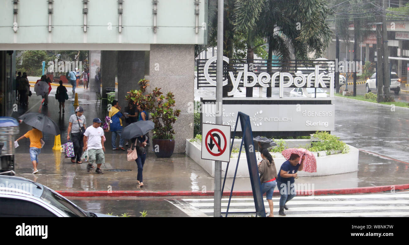 Quezon City, Philippinen. 09 Aug, 2019. Die Menschen halten es Sonnenschirme beim Gehen auf der Straße auf eine moderate Regen und Wind. Um 3:00 PM heute, das Auge des Taifuns "Hanna" wurde auf der Grundlage aller verfügbaren Daten bei ° 505 km nordöstlich von Basco, Batanes mit maximal unterstützte Winde von 185 km/h in der Nähe des Zentrums und gustiness von bis zu 230 km/h. HANNA" wird erwartet, dass die Philippinische Verantwortungsbereich (PAR) Ausfahrt zwischen 11:30 Uhr heute abend und 2:00 Uhr morgen. (Foto von Ismael Michael Dula/Pacific Press) Quelle: Pacific Press Agency/Alamy leben Nachrichten Stockfoto