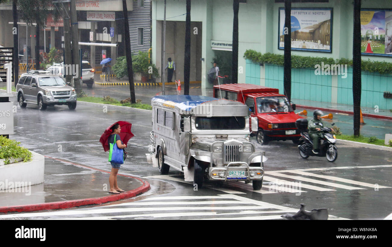 Quezon City, Philippinen. 09 Aug, 2019. Die Menschen halten es Sonnenschirme beim Gehen auf der Straße auf eine moderate Regen und Wind. Um 3:00 PM heute, das Auge des Taifuns "Hanna" wurde auf der Grundlage aller verfügbaren Daten bei ° 505 km nordöstlich von Basco, Batanes mit maximal unterstützte Winde von 185 km/h in der Nähe des Zentrums und gustiness von bis zu 230 km/h. HANNA" wird erwartet, dass die Philippinische Verantwortungsbereich (PAR) Ausfahrt zwischen 11:30 Uhr heute abend und 2:00 Uhr morgen. (Foto von Ismael Michael Dula/Pacific Press) Quelle: Pacific Press Agency/Alamy leben Nachrichten Stockfoto