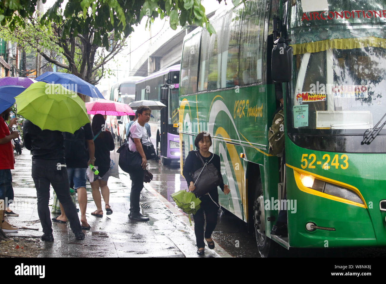 Quezon City, Philippinen. 09 Aug, 2019. Die Menschen halten es Sonnenschirme beim Gehen auf der Straße auf eine moderate Regen und Wind. Um 3:00 PM heute, das Auge des Taifuns "Hanna" wurde auf der Grundlage aller verfügbaren Daten bei ° 505 km nordöstlich von Basco, Batanes mit maximal unterstützte Winde von 185 km/h in der Nähe des Zentrums und gustiness von bis zu 230 km/h. HANNA" wird erwartet, dass die Philippinische Verantwortungsbereich (PAR) Ausfahrt zwischen 11:30 Uhr heute abend und 2:00 Uhr morgen. (Foto von Ismael Michael Dula/Pacific Press) Quelle: Pacific Press Agency/Alamy leben Nachrichten Stockfoto