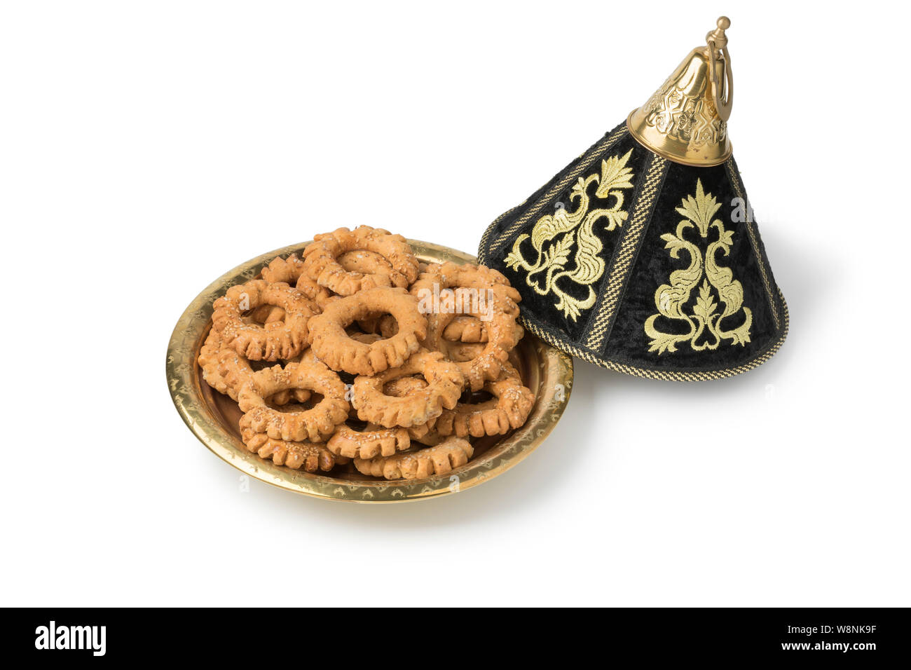 Traditionelle festliche marokkanische Tajine mit Kaak cookies Anisplätzchen auf weißem Hintergrund Stockfoto