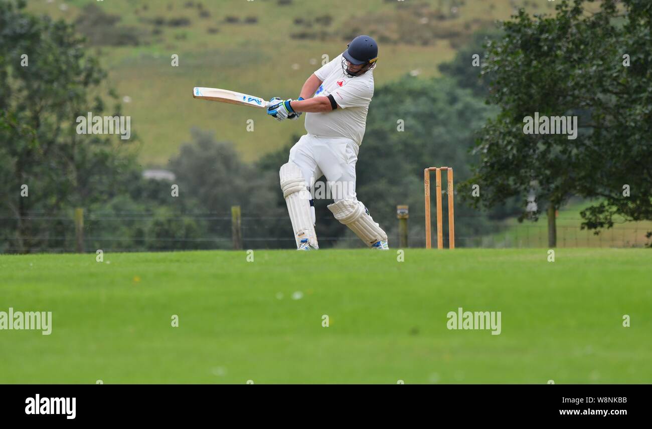 Ein batsman spielt einen Schuß in das Match zwischen Charlesworth und Chisworth CC und Mottram 2 Team Stockfoto