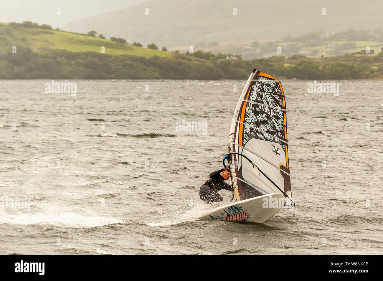 Bantry, West Cork, Irland. 10 Aug, 2019. Inmitten extrem hohe Winde in West Cork heute, 19 Jahre alten Rory Mac Allister von Adrigole, Bantry, nahm zum Wasser für einen Punkt der Wind surfen. Credit: Andy Gibson/Alamy Leben Nachrichten. Stockfoto