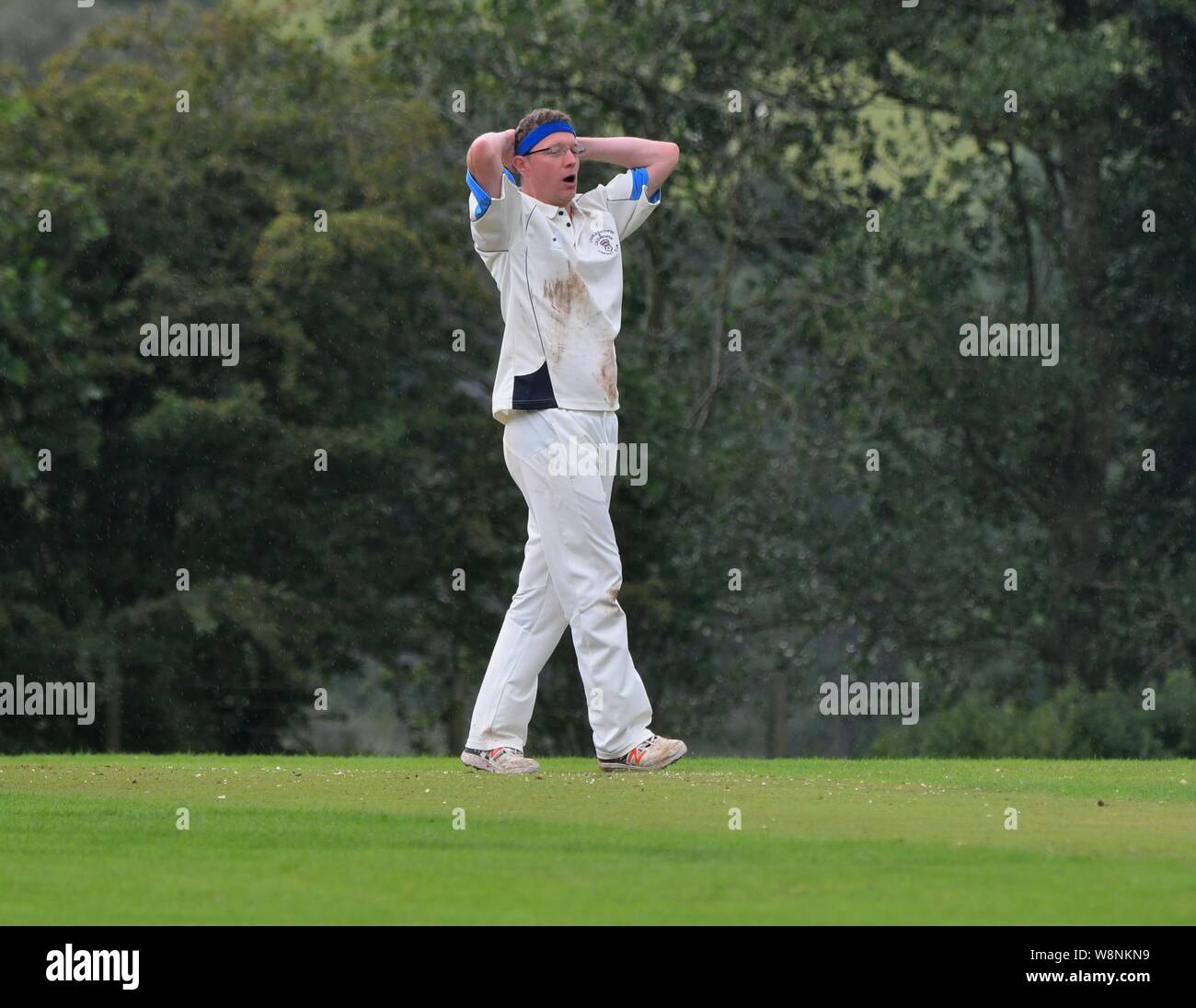 Ein Bowler zeigt seine Enttäuschung nach der Grenze in das Match zwischen Charlesworth und Chisworth CC und Mottram 2. Mannschaft geschlagen werden Stockfoto