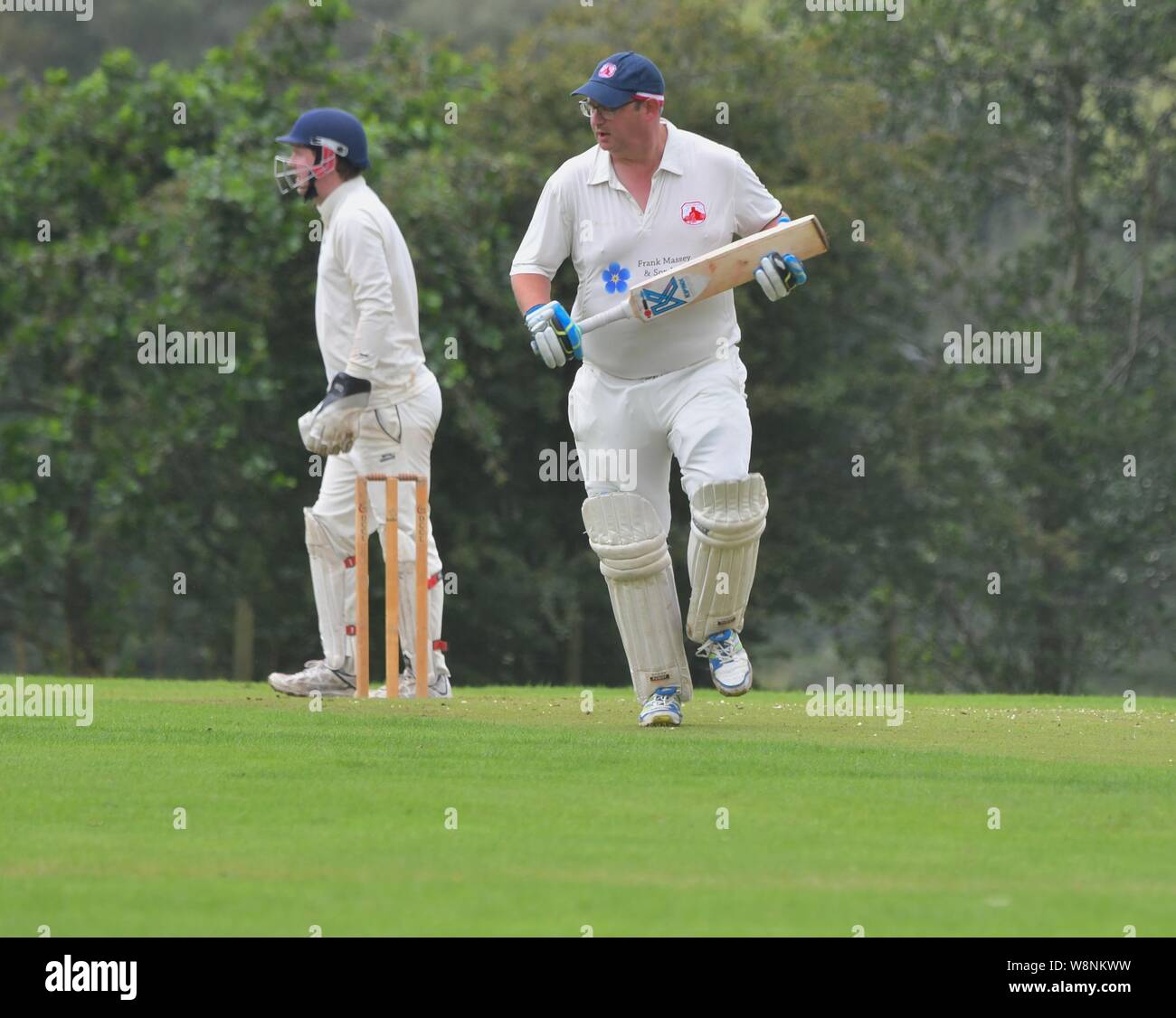 Ein batsman Kerben ein Ausführen in das Match zwischen Charlesworth und Chisworth CC und Mottram 2 Team Stockfoto