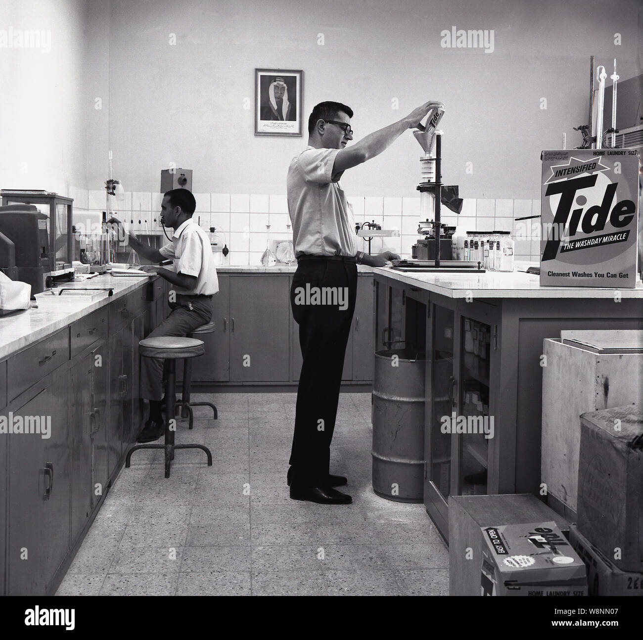 1960, historische Forschung Wissenschaftler in einem Labor testen Waschpulver, Saudi-Arabien. Stockfoto