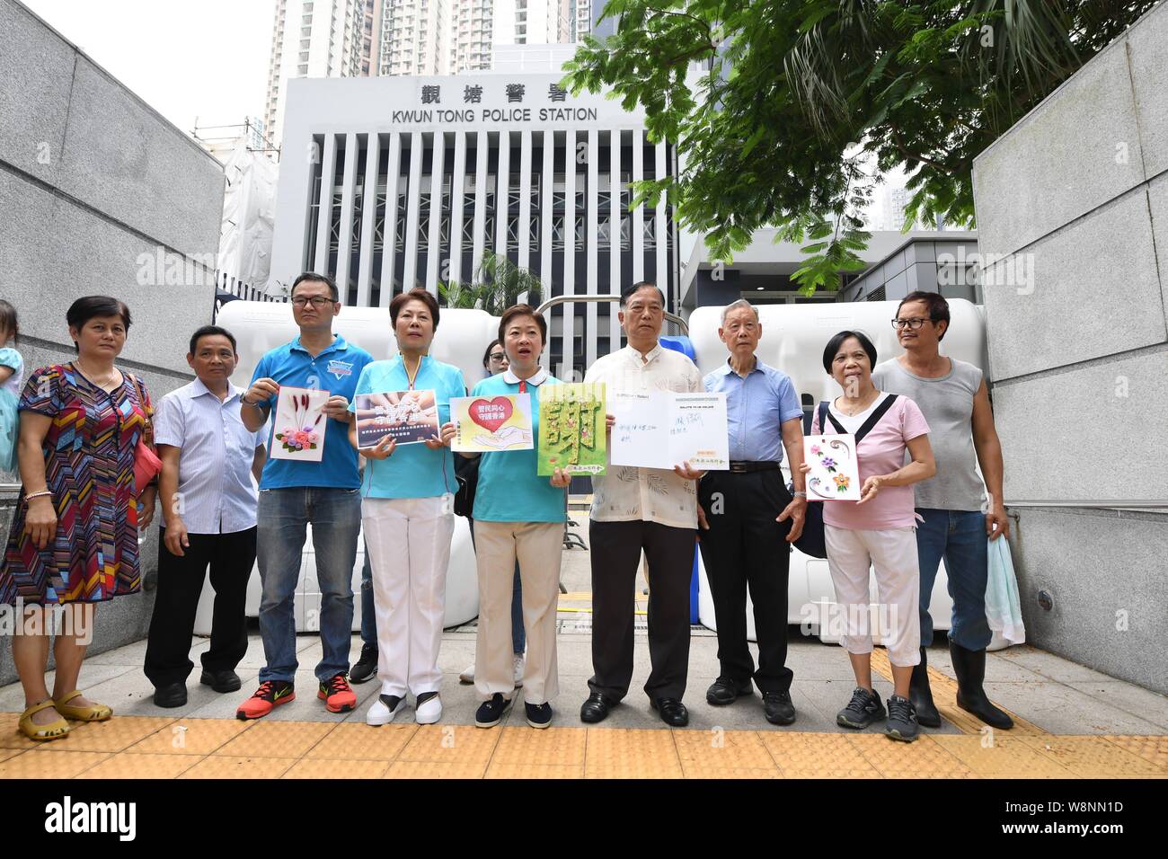 (190810) - Peking, 10.08.2019 (Xinhua) - Bürger besuchen Kwun Tong Polizeistation ihre Unterstützung für die Polizei in Hong Kong, South China, 10.08.2019. (Xinhua / Lui Siu Wai) Stockfoto