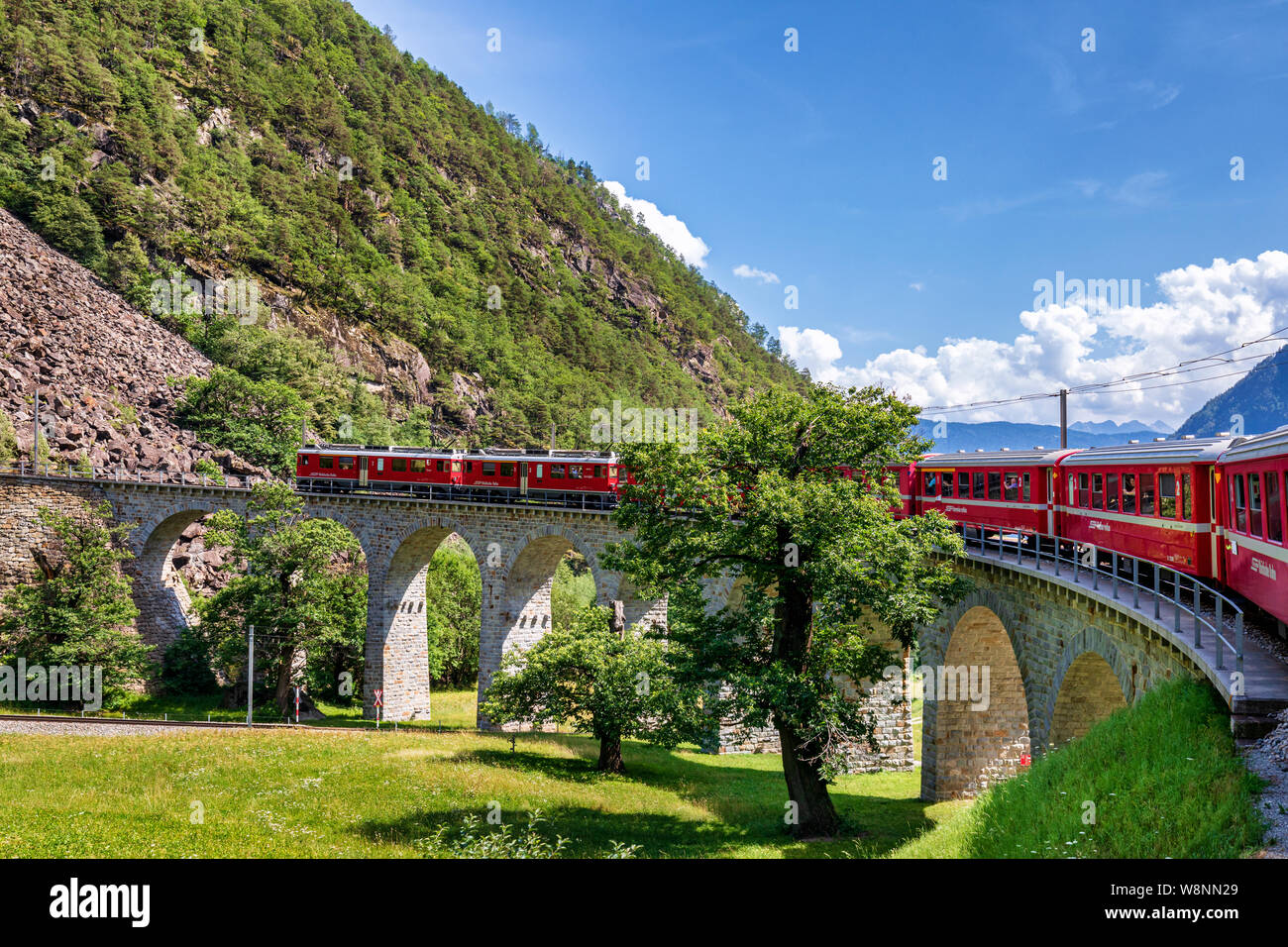 Kreisförmige Viadukt der Rhätischen Bahn, Bernina Express, Brusio, Brusio, Kanton Graubünden, Schweiz Stockfoto