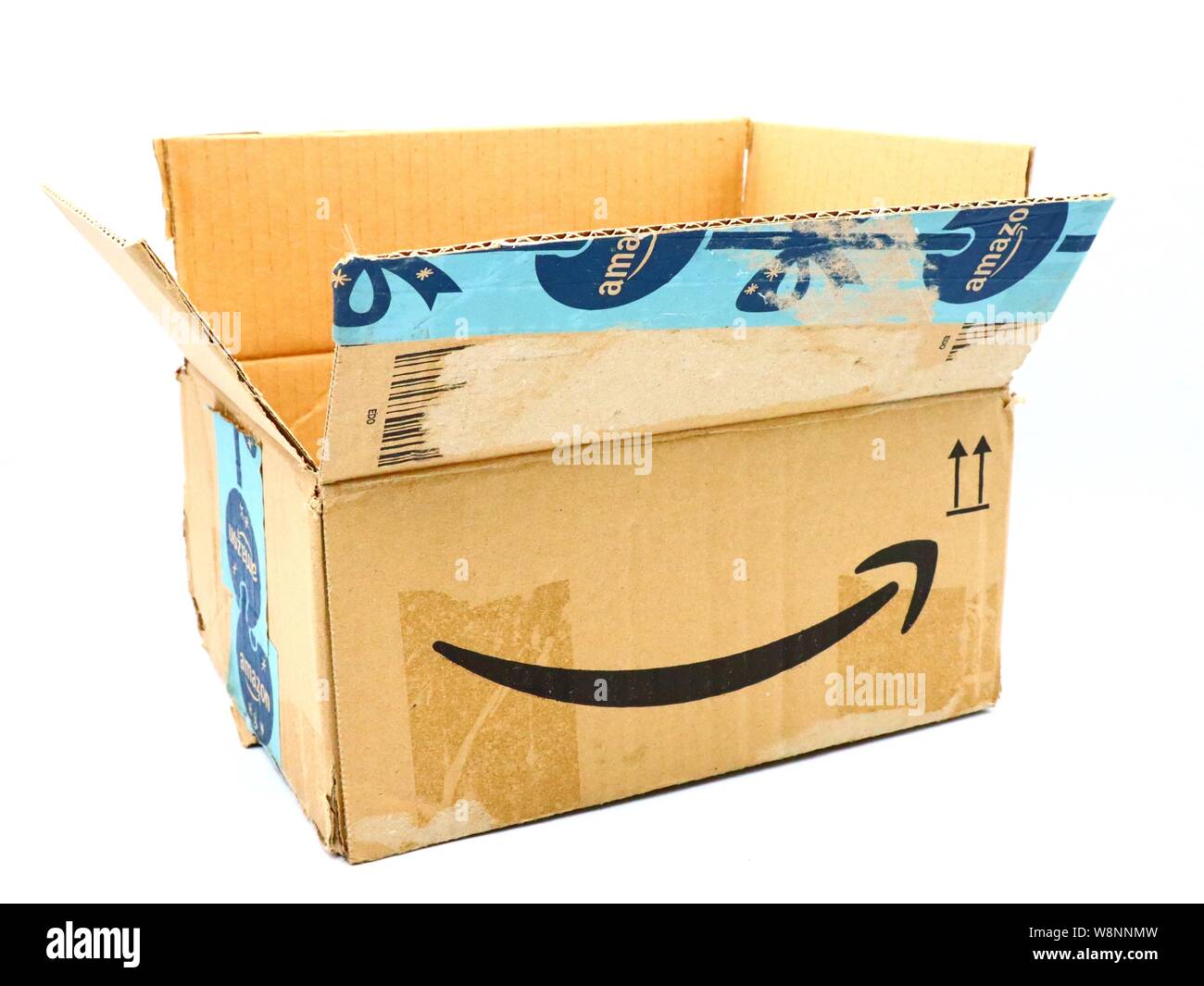 AMAZON Versand Paket Paket Karton. Amazon ist eine US-amerikanische  multinationale Unternehmen des e-commerce Stockfotografie - Alamy