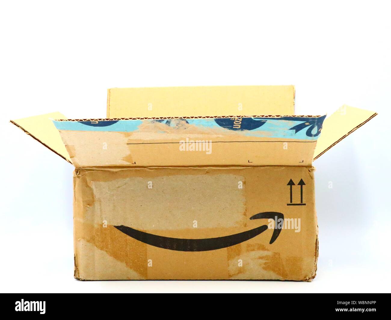 AMAZON Versand Paket Paket Karton. Amazon ist eine US-amerikanische  multinationale Unternehmen des e-commerce Stockfotografie - Alamy