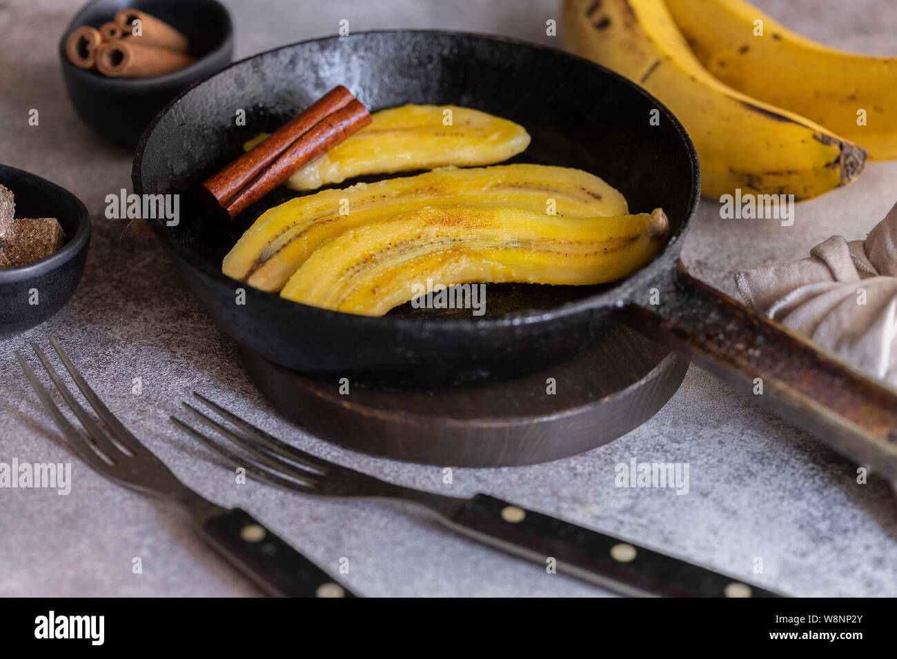 Gebratene Bananen in der Pfanne. Zimt bestäubt Kochbananen in Butter  gebraten ist ein beliebter Nachtisch in Mexiko und anderen  Lateinamerikanischen Ländern Stockfotografie - Alamy