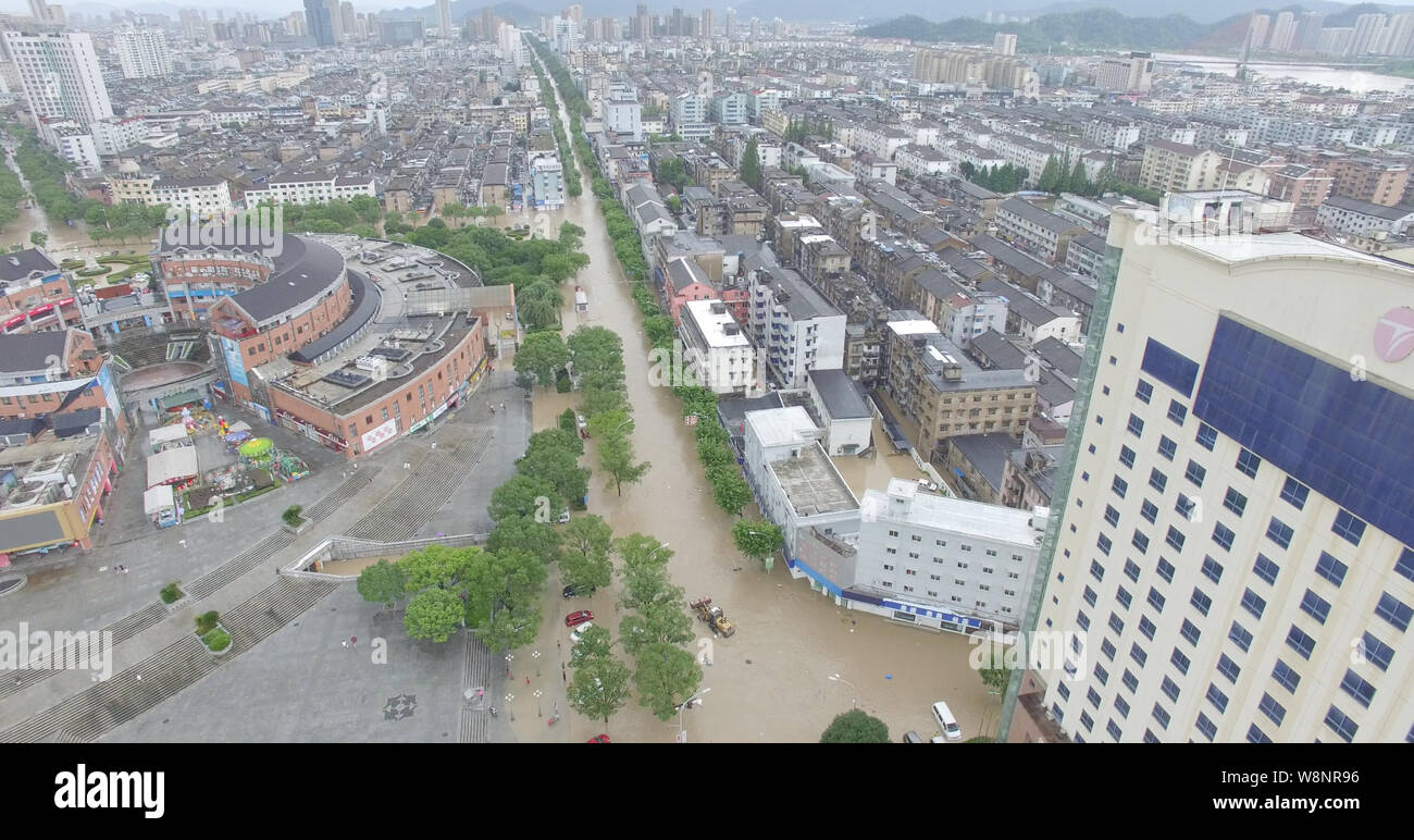 Linhai. 10 Aug, 2019. Luftbild am 10.08.2019 zeigt die überfluteten Stadt Linhai, der ostchinesischen Provinz Zhejiang. Taifun Lekima, die 9. des Jahres, die Landfall am Samstag in Wenling Stadt. Rettungs- und Clean-up-Arbeiten, die in allen Teilen der Provinz Zhejiang durchgeführt wurden. Credit: Shao Honglong/Xinhua Stockfoto