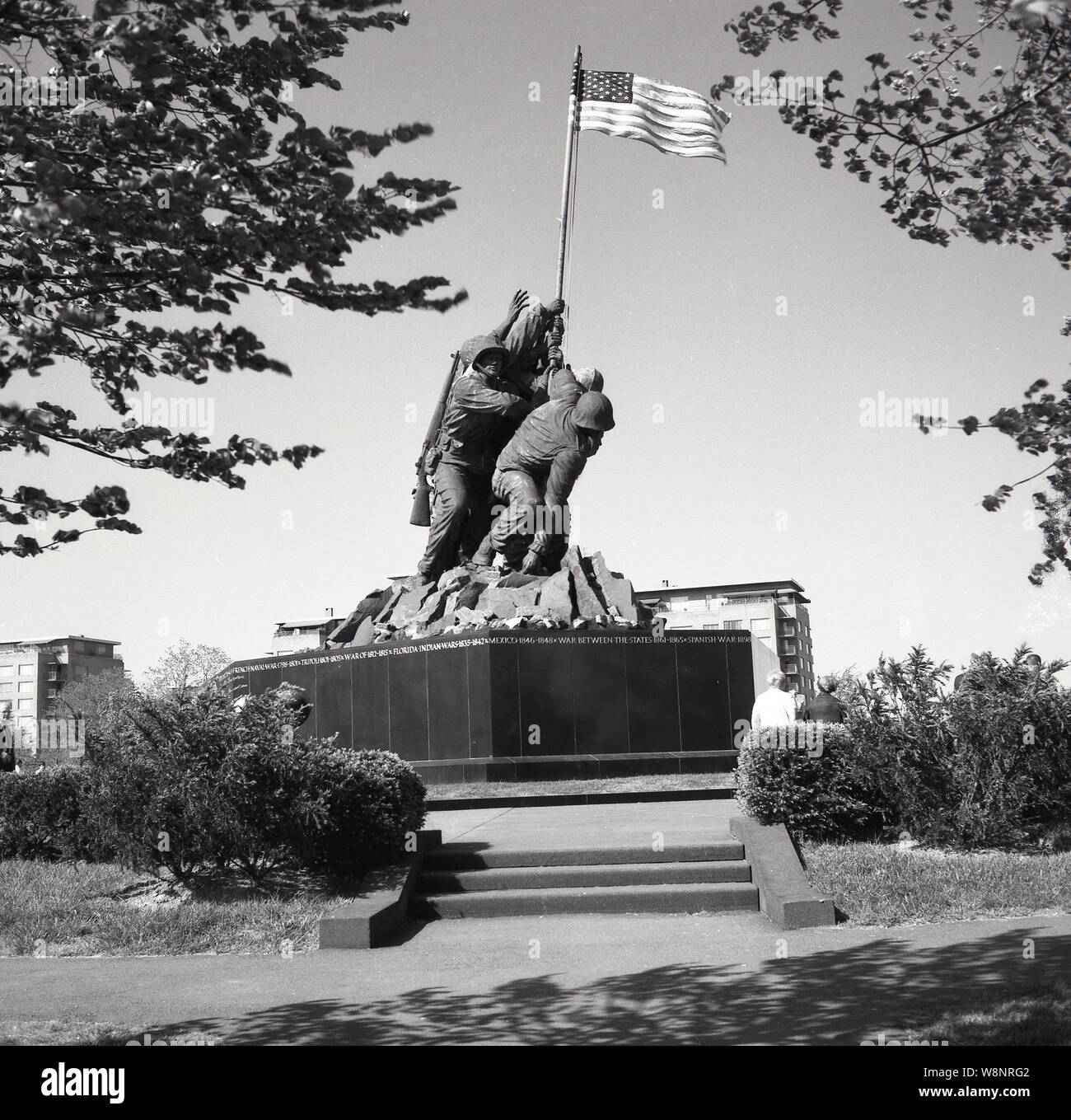 1960, historische, Washington DC, militärische Memorial, eine Statue von Amerika Soldaten hielt die US-Flagge. Stockfoto