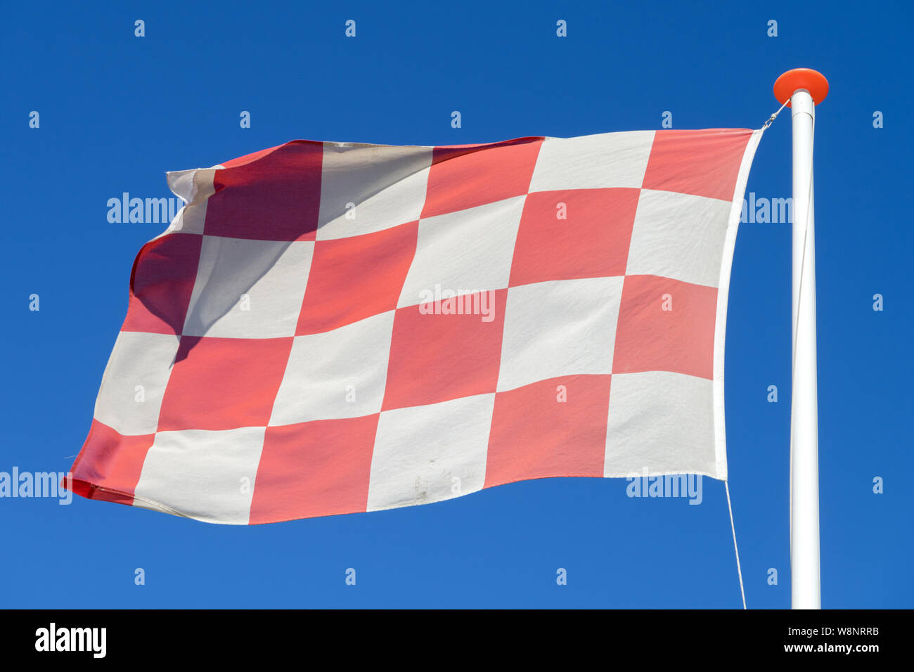 Flagge der niederländischen Provinz Noord-Brabant fliegen im wind Stockfoto