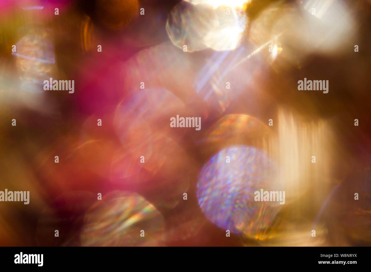 Glatte bunte Flecken von hellem Licht auf schwarzem Hintergrund Stockfoto