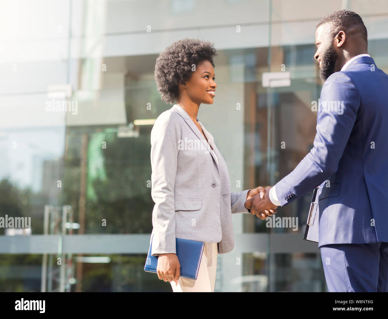 Schön Sie zu treffen. Zwei afrikanische Geschäftsleute Einführung im Freien Stockfoto