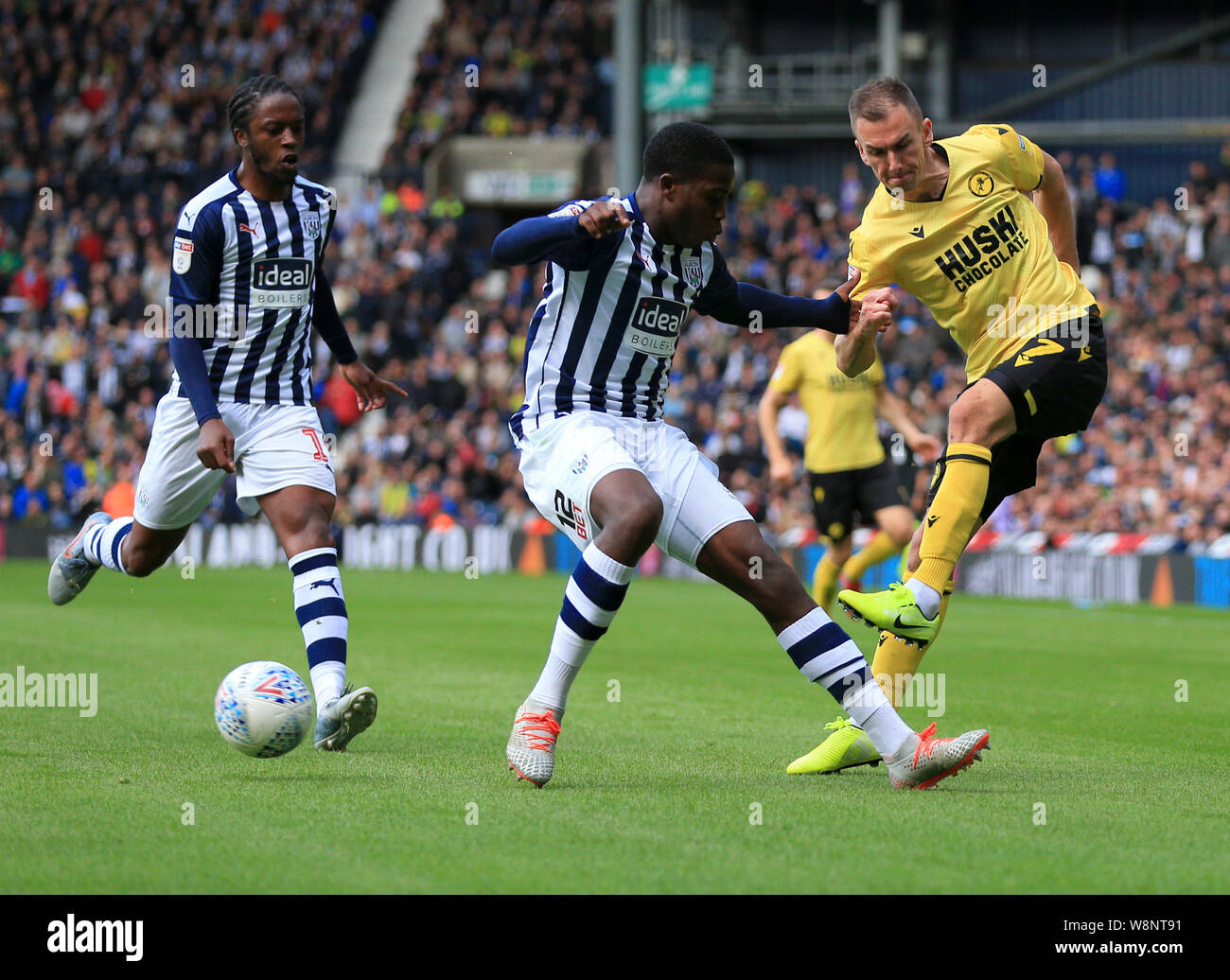 West Bromwich, Großbritannien. 10 Aug, 2019. Jed Wallace von millwall Kreuze als Nathan Ferguson von West Bromwich Albion versucht, das Kreuz zu blockieren. Paul Roberts/bis Top/Alamy Leben Nachrichten. Stockfoto