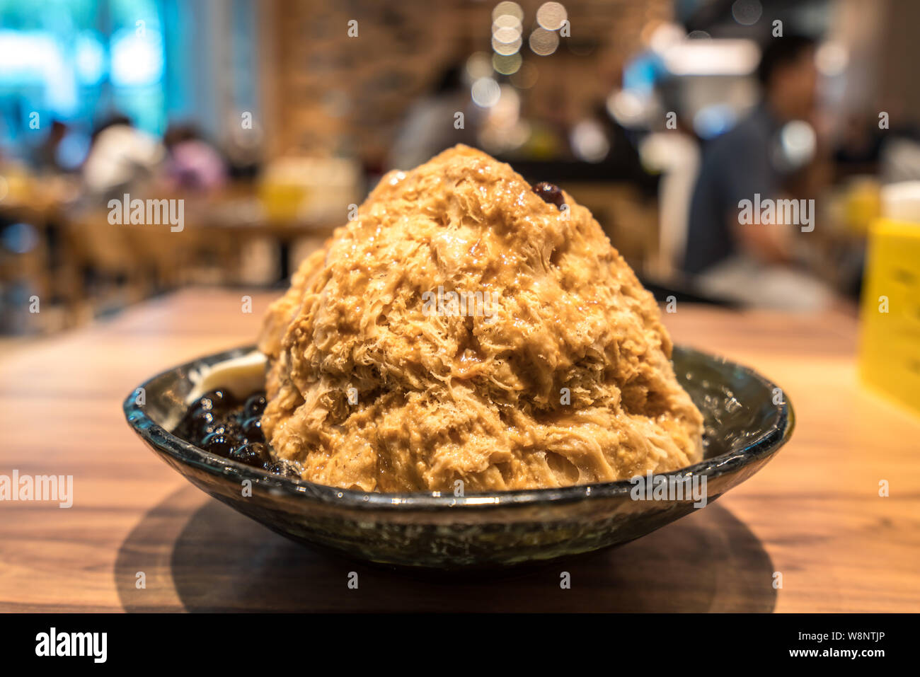 Traditionelle taiwanesische Eis baobing mit Bubble Tea, berühmten Essen in Taiwan Nacht Markt Stockfoto