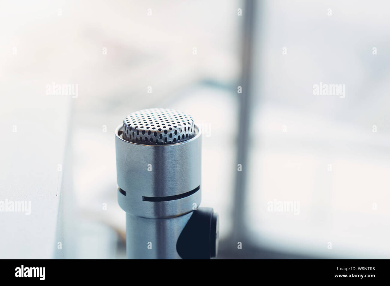 Alte Mikrofon mit unscharfen Hintergrund, Outdoor und Veranstaltungsräume Stockfoto