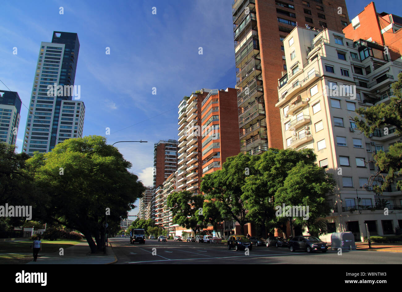 Die Avenida Presidente Figueroa Alcorta ist eine größere Durchgangsstraße von über 7 km in der Stadt Buenos Aires, Argentinien Stockfoto