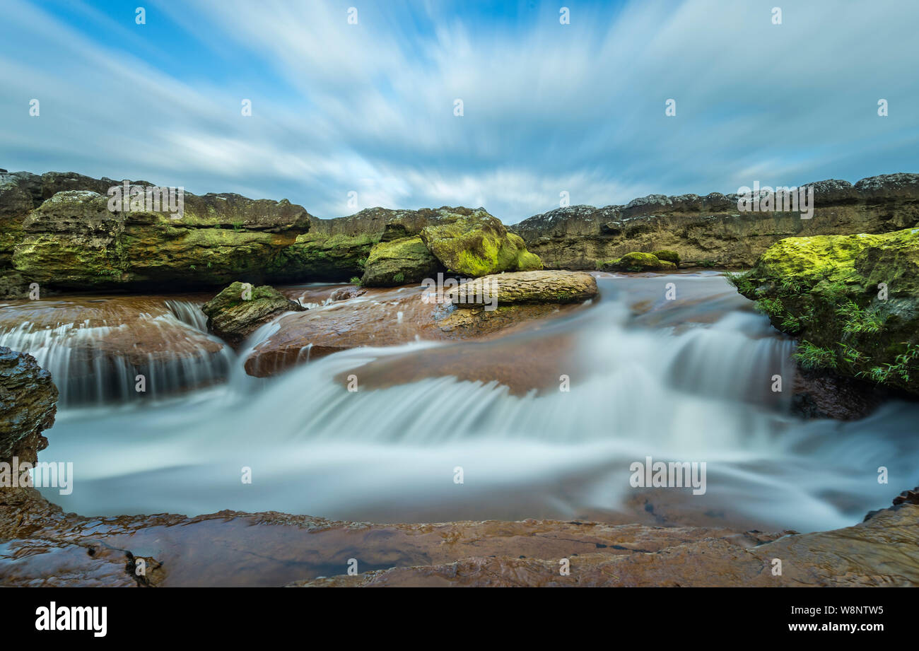 Wasser in der Nähe von Dhainthlen Wasserfall, Cherrapunjee, Meghalaya, Indien Stockfoto