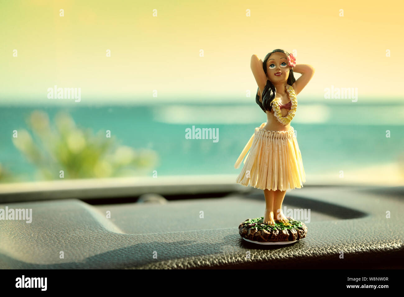 Hawaiian Insel Armaturenbrett Hula Puppe Tänzer Mädchen Posieren Grün #40623 