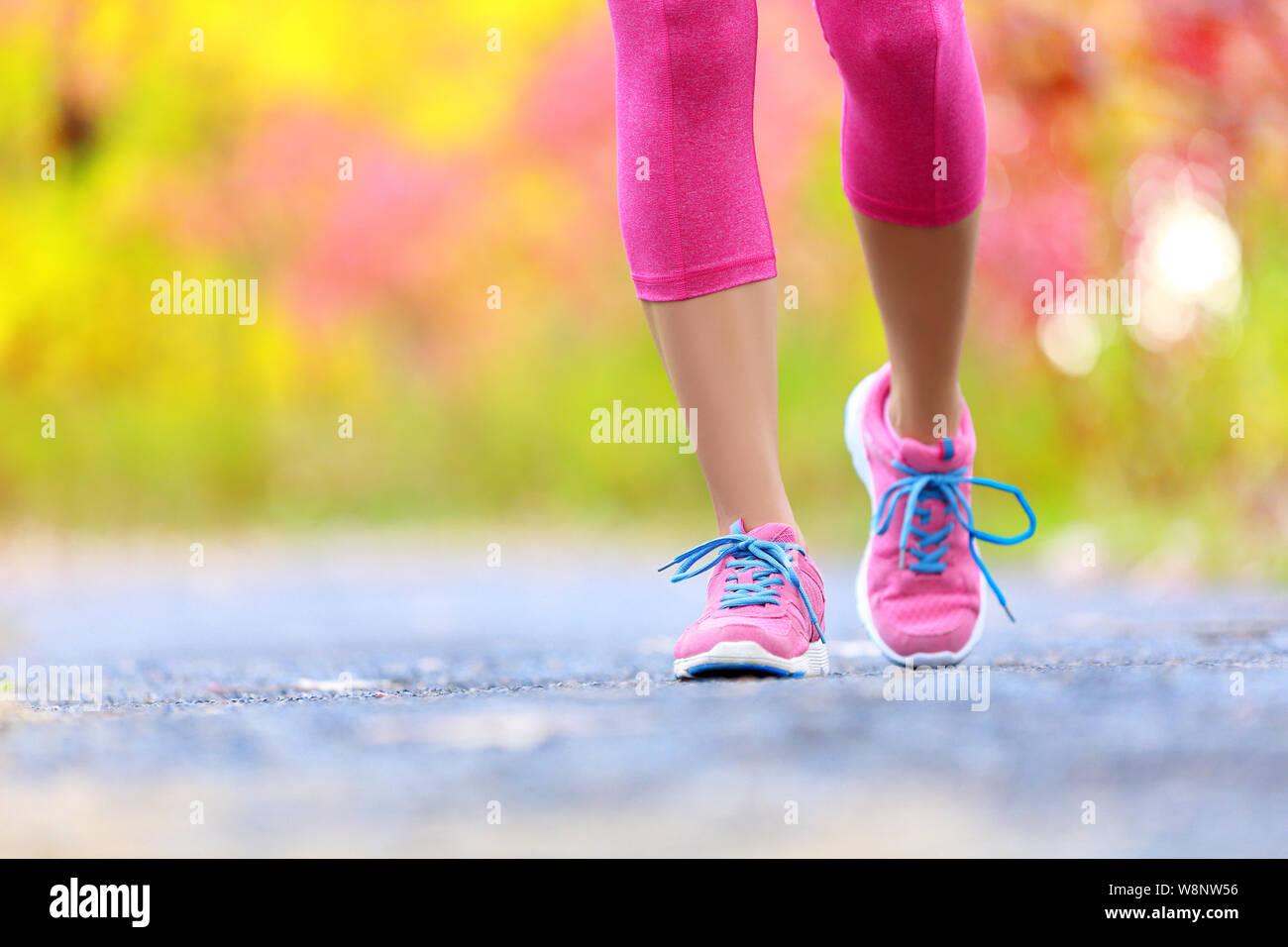 Wandern und Joggen Frau mit athletische Beine und Schuhe. Frauen gehen auf Trail im Wald im gesunden Lebensstil Konzept mit Nahaufnahme auf die Laufschuhe. Weibliche Athleten jogger Training im Freien. Stockfoto