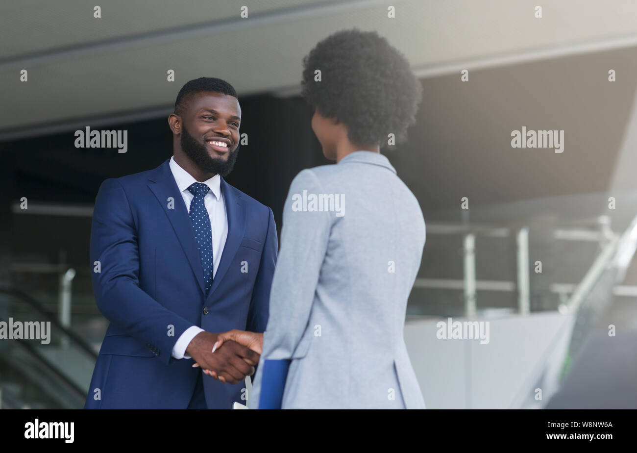Geschäftsmann Händeschütteln mit seine Partnerin feiert erfolgreiche Teamarbeit Stockfoto