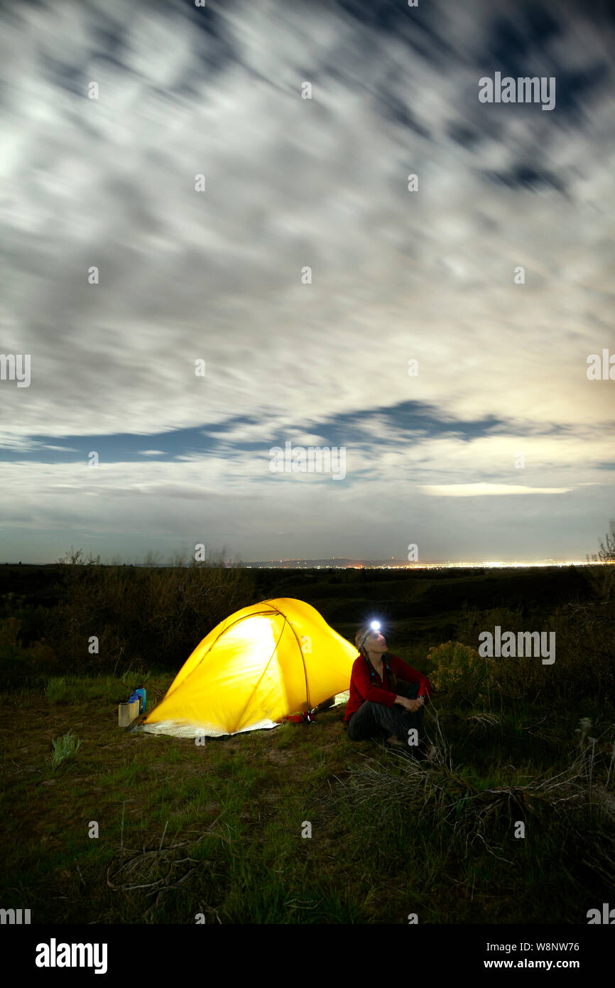 WA 17230-00 ... WASHINGTON - Campingplatz in der Juniper Dünen Wüste mit den Lichtern der Tri Citys im Hintergrund. Stockfoto