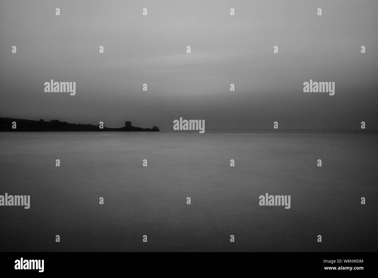 Das letzte Tageslicht über der Adria vor der Küste der Halbinsel Gargano, Italien Stockfoto