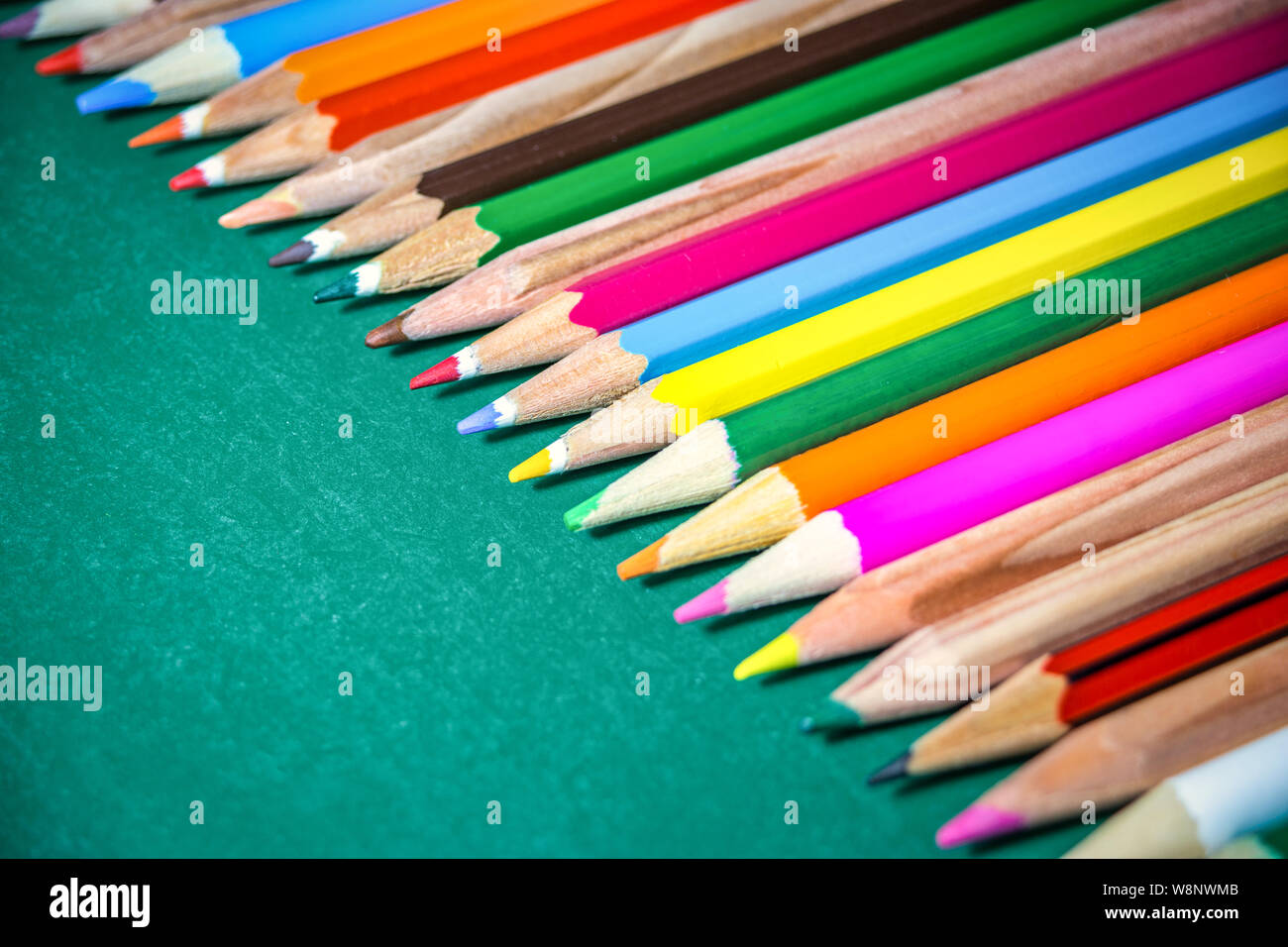 Bunte Bleistifte auf schiefertafel Hintergrund. Nahaufnahme mit selektiven Fokus. Zurück zum Konzept der Schule. Stockfoto