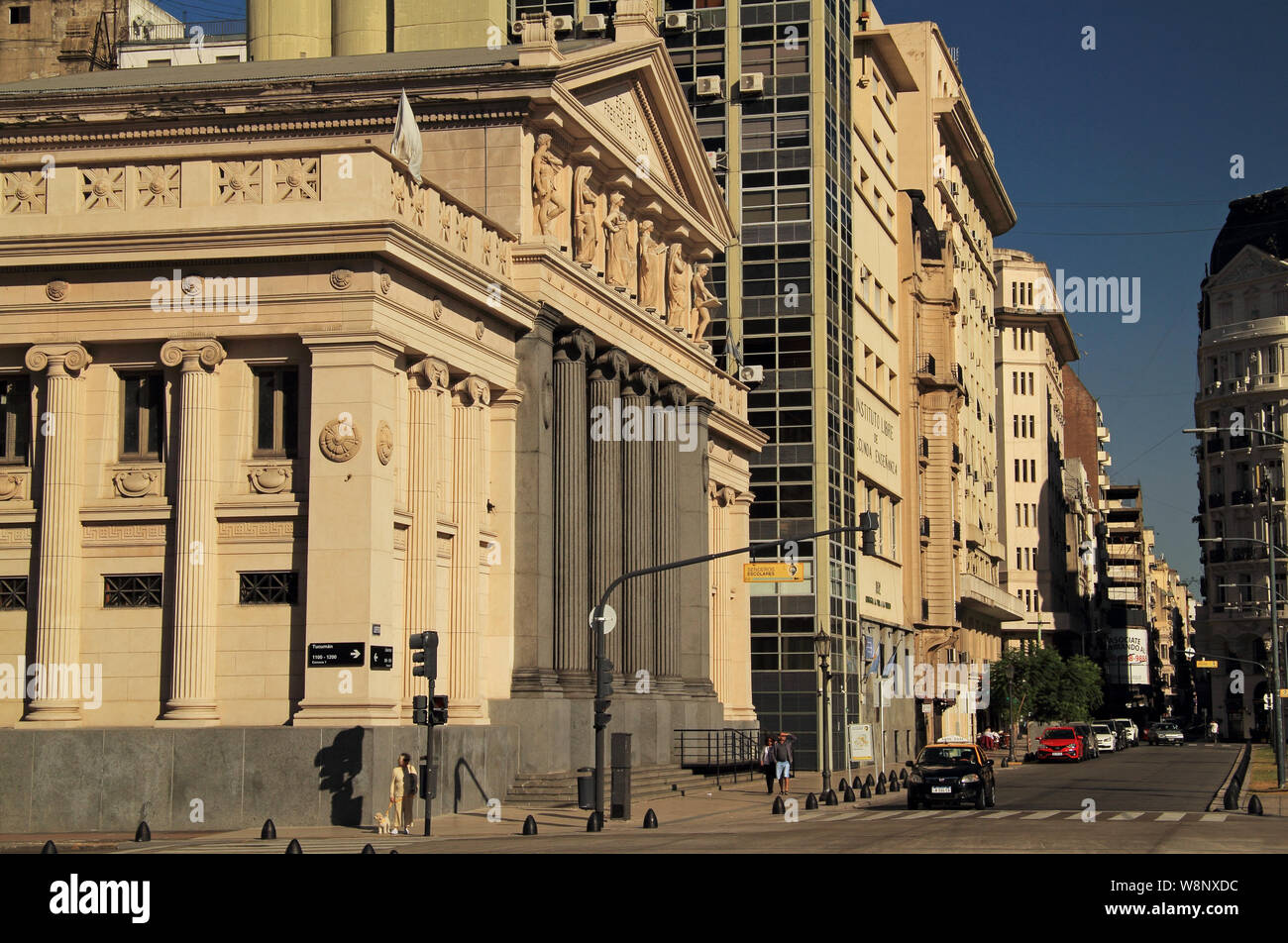 Die imposante Escuela Presidente Roca wurde 1903 erbaut und dient weiterhin als öffentliche Schule in Buenos Aires, Argentinien Stockfoto
