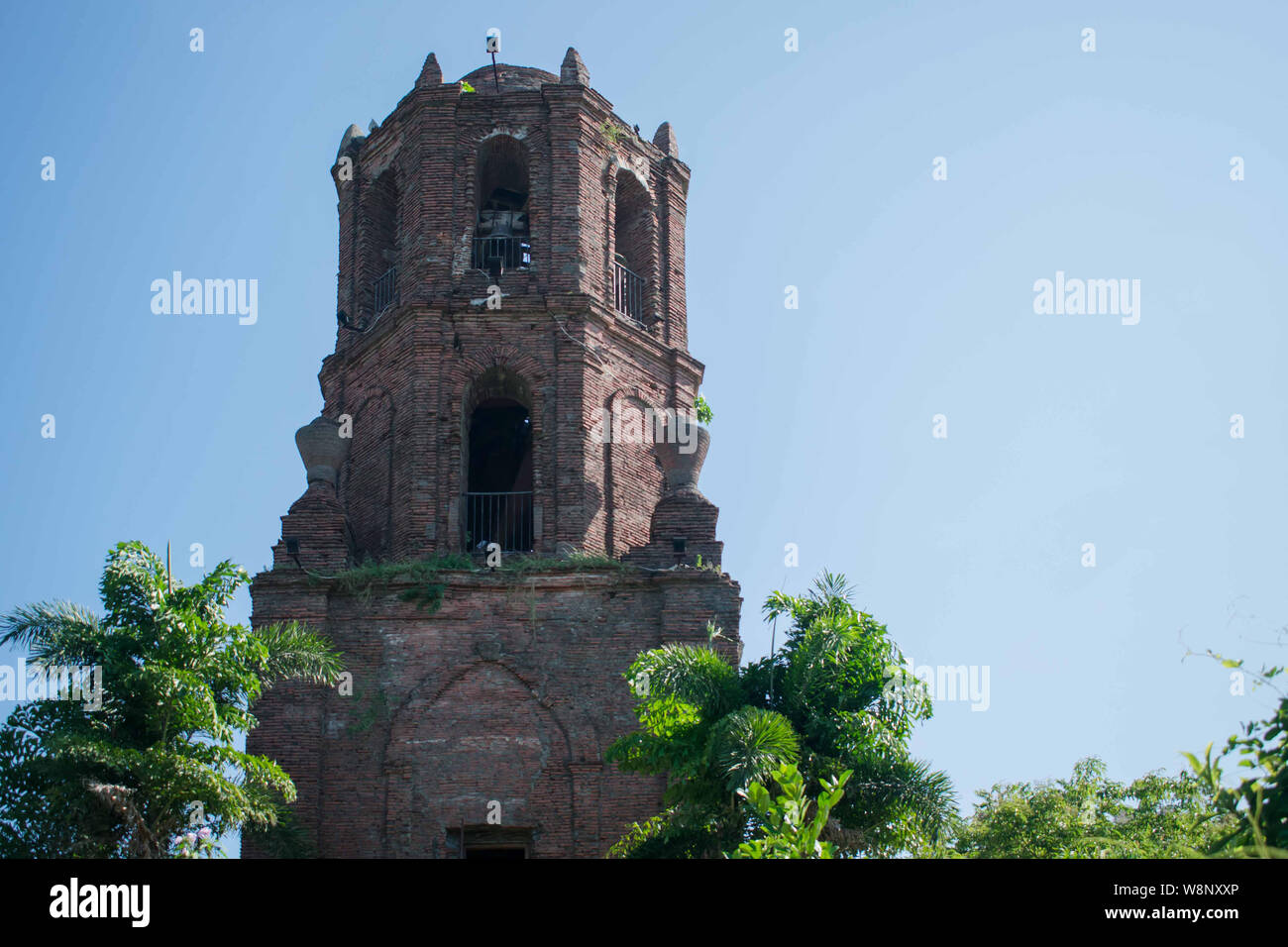 Juli 14, 2019-Vigan Philippinen: Bantayan Glockenturm, Vigan City. Einer der ältesten katholischen Kirche auf den Philippinen. UNESCO-Welterbe Stockfoto