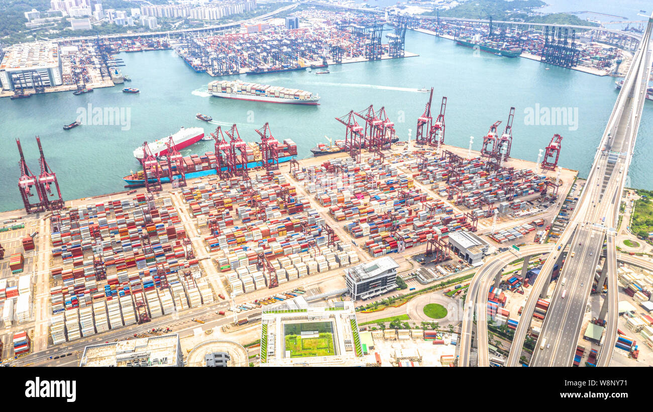 Hong Kong Hafen Industriegebiet mit Cargo Container, Kräne, PKW-Verkehr auf der Straße und der Stonecutters Brücke. Logistik Industrie Konzept Stockfoto