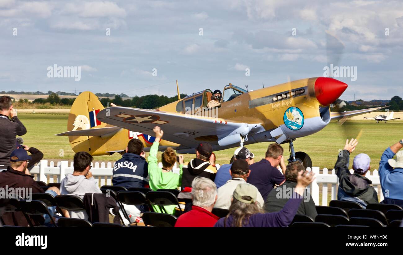 Curtiss-Wright Warhawk P40 F (G-CGZP) Rollen letzten Zuschauer an der 2019 Flying Legends Airshow im Imperial War Museum, Duxford Stockfoto