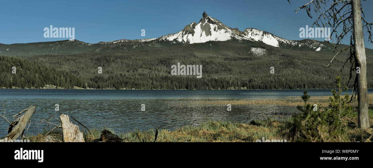 Oder: Douglas County, Cascades Crest, Diamond Lake. Blick über Diamond Lake, Mount Theisen Stockfoto