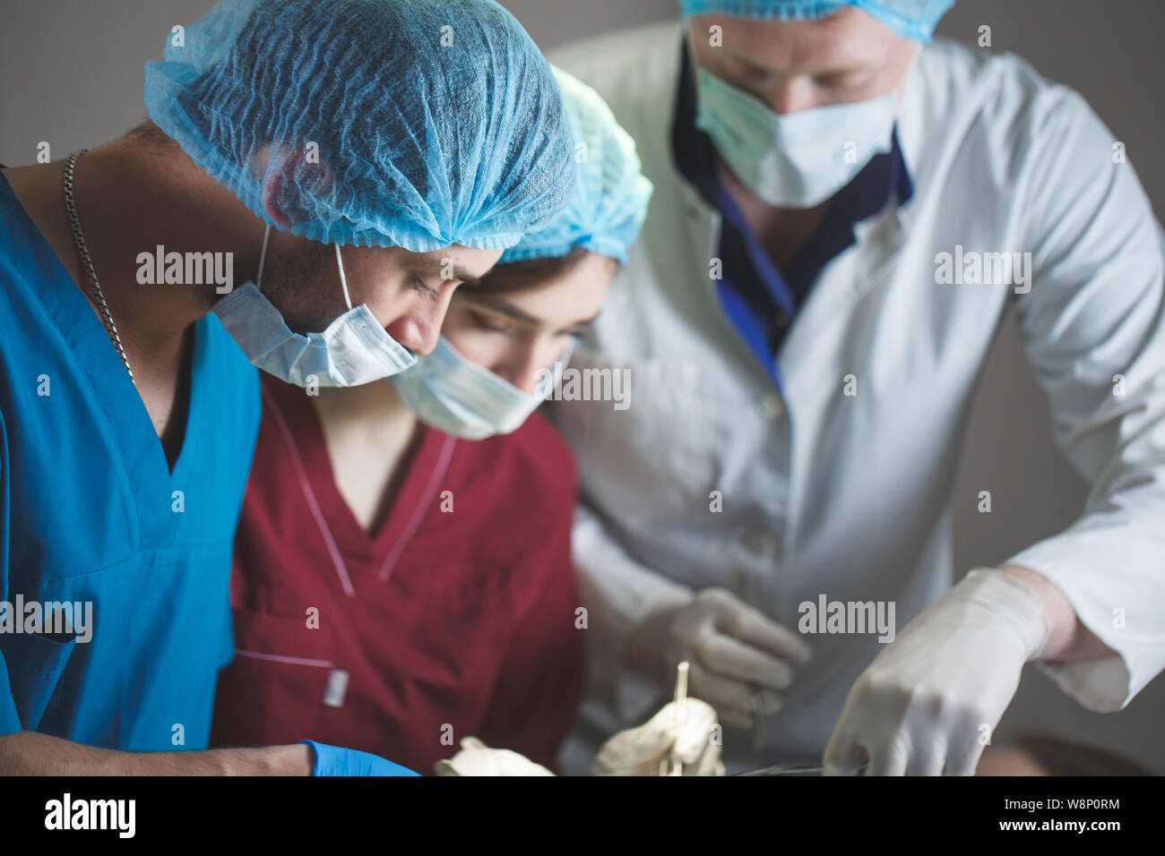 Gruppe von Chirurgen bei der Arbeit im Op. Reanimation Medizin team das Tragen von Schutzmasken Stockfoto