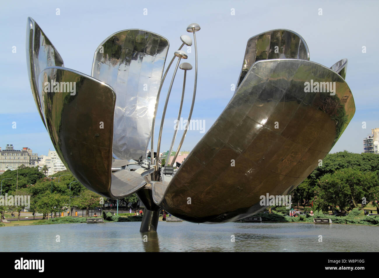 Eine Statue von Johannes dem Täufer mit einer schönen Kulisse eines trüben Atlantiks blickt auf die Plaza San Juan Bautista im Alten San Juan, Puerto Rico Stockfoto