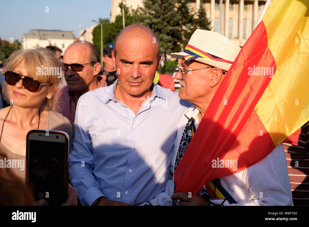 Bukarest, Rumänien. 10. August 2019. Rareș Bogdan, PNL Mitglied des Europäischen Parlaments am Platz des Sieges kommt der Protest gegen Vorwürfe von Korruption innerhalb der Regierung von Rumänien. Veranstaltung findet am Jahrestag der gewaltsamen Auseinandersetzungen im letzten Jahr in der Stadt. Quelle: JF Pelletier/Alamy Leben Nachrichten. Stockfoto