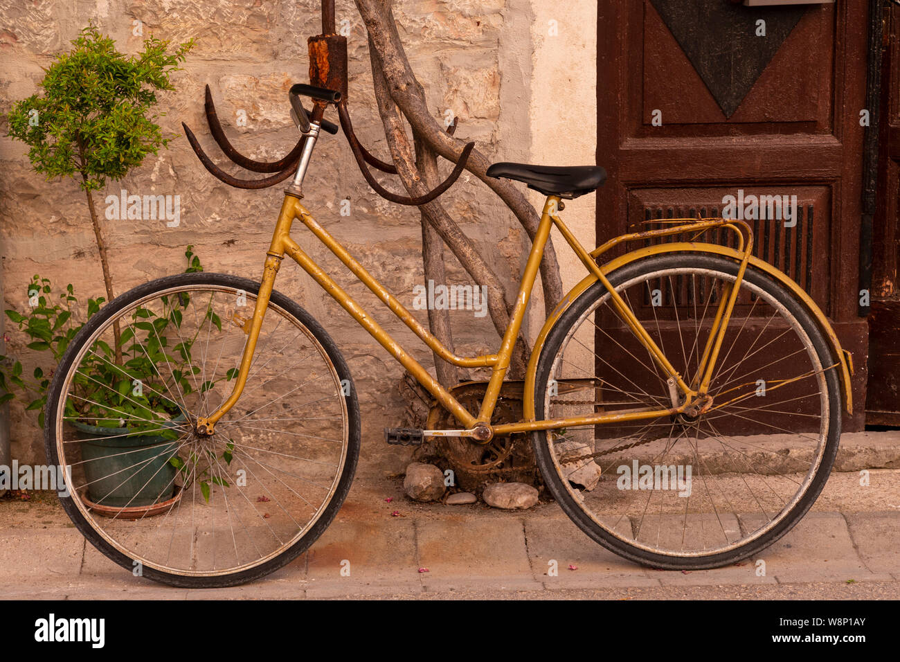Fahrrad lehnte sich an eine Wand in Skradin, Kroatien Stockfoto