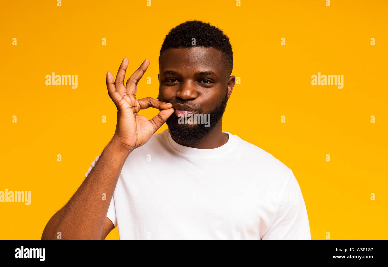 Schöne afrikanische amerikanische Mann seinen Mund zippen mit Geste Stockfoto